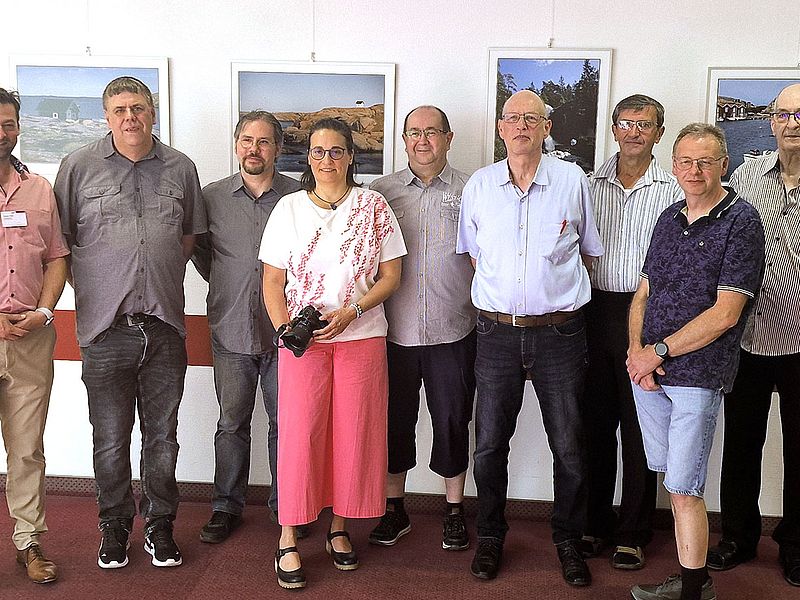 Beeindruckende Bilder begeisterter Amateurfotografen Bei der Ausstellungseröffnung im Foyer des Klinikums (v.l.n.r.): Verwaltungsdirektor Christian Finkler mit Club-Mitgliedern Christoph Blau, Michael Thon, Ingrid Becker, Andreas Wuttke, Stefan Willmann, Roman Brill, Andreas Biwersi und Peter Funk.