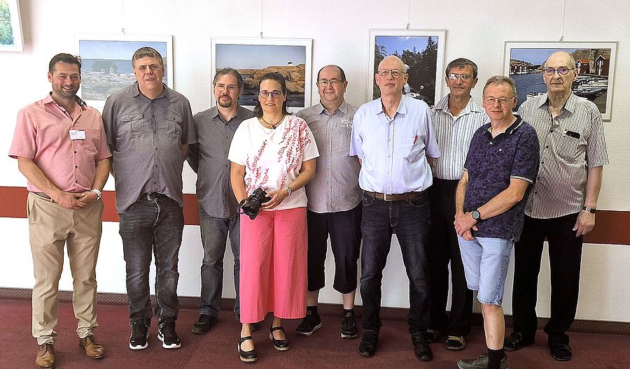 Beeindruckende Bilder begeisterter Amateurfotografen Bei der Ausstellungseröffnung im Foyer des Klinikums (v.l.n.r.): Verwaltungsdirektor Christian Finkler mit Club-Mitgliedern Christoph Blau, Michael Thon, Ingrid Becker, Andreas Wuttke, Stefan Willmann, Roman Brill, Andreas Biwersi und Peter Funk.