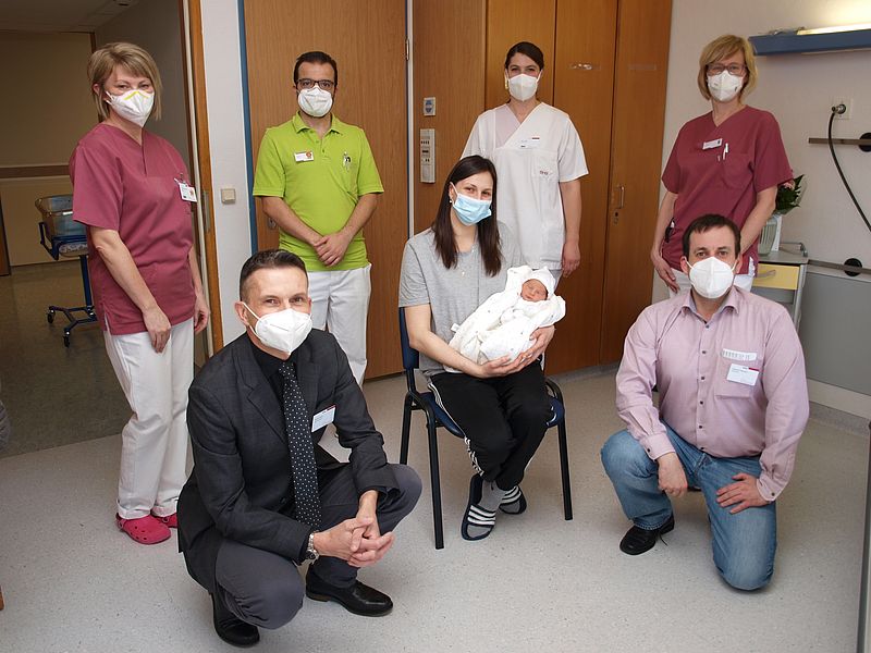 Verwaltungsdirektor Hendrik Weinz und das Team gratulieren der Mutter