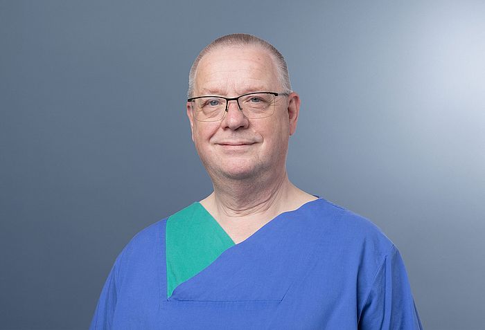 Porträt Jürgen Schott Leitender Oberarzt der Klinik für Anästhesie Intensivmedizin Notfallmedizin und Schmerztherapie