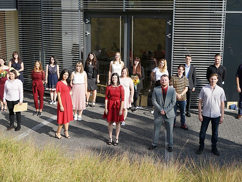 Die Absolventen der Völklinger Krankenpflegeschule im Gruppenfoto