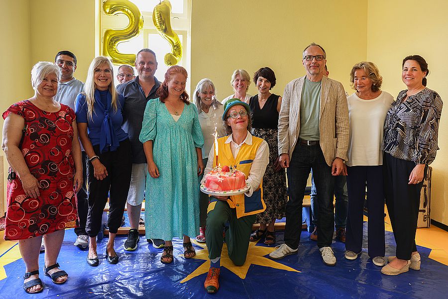 Einer, der jungen Menschen schöne Erinnerungen mitgibt Dank mit Blumen: Lolek bedankte sich bei der Gründerin der Kinderhilfe Saar e. V., Margarita von Boch, für die seit 25 Jahren anhaltende Unterstützung seiner Arbeit mit Kindern und Jugendlichen.