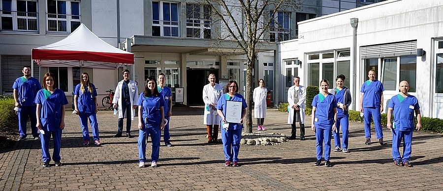 Chefarzt Prof Dr Matthias Strittmatter mit dem Team der Schlaganfallspezialeinheit
