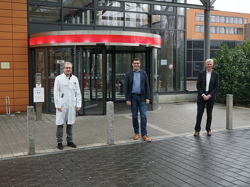 Gruppenfoto Professor Dr. Urban Sester mit Geschäftsführung und Abteilungsleitungen