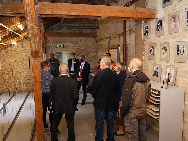 Landtagspräsident Toscani beim Rundgang im Psychiatriemuseum