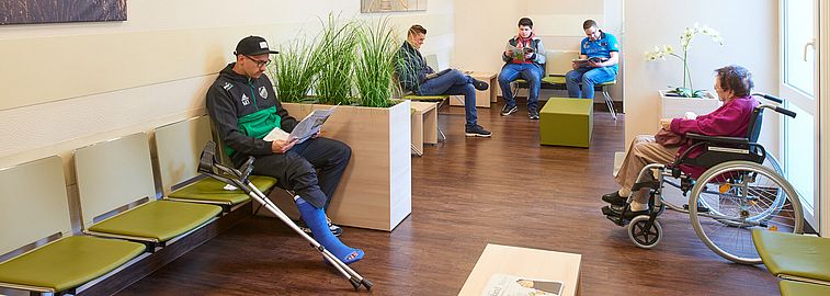 Mehrere Personen sitzen im Wartezimmer