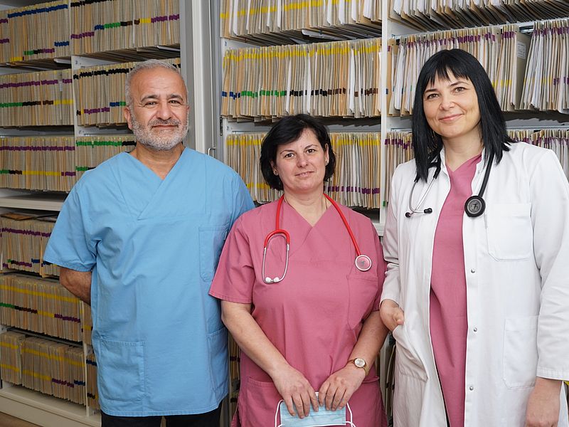 Gruppenfoto MVZ-Leiterin Dr Liliana Siemsen mit den neuen Ärzten Tijana Erdeljan und Jehad Faky