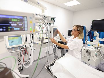 Untersuchungsraum im Intensivmedizinischen Zentrum Krankenpflegerin arbeitet im Untersuchungsraum des Intensivmedizinischen Zentrums