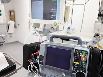 Defibrillator Defibrillator im Untersuchungsraum des Intensivmedizinischen Zentrums