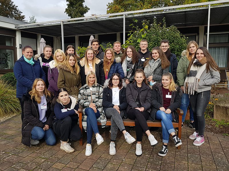 Gruppenfoto der neuen Pflege-Azubis