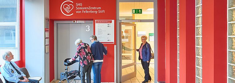 Mehrere Personen stehen vor dem Aufzug im Seniorenzentrum
