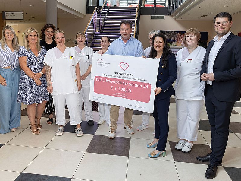 Spende zur Umgestaltung der Palliativzimmer auf Station 24 übergeben Bei der Spendenübergabe (v.r.n.l.): Verwaltungsdirektor Lukas Bur, Christiane Lanzloth, Regionalverbandsdirektorin und SHG-Aufsichtsratsvorsitzende Dr. Carolin Lehberger, Juliane Ellis, SHG-Geschäftsführer Bernd Mege, Sylke Theisen, Sandra Schroeder, Christine Hein, Pflegedirektorin Jennifer Paul und die Organisatorinnen des Ladiesflohmarkts, Jessica Günther und Anna Pranke.