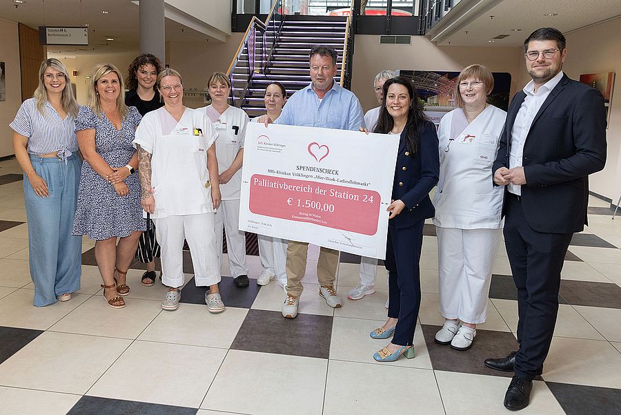 Spende zur Umgestaltung der Palliativzimmer auf Station 24 übergeben Bei der Spendenübergabe (v.r.n.l.): Verwaltungsdirektor Lukas Bur, Christiane Lanzloth, Regionalverbandsdirektorin und SHG-Aufsichtsratsvorsitzende Dr. Carolin Lehberger, Juliane Ellis, SHG-Geschäftsführer Bernd Mege, Sylke Theisen, Sandra Schroeder, Christine Hein, Pflegedirektorin Jennifer Paul und die Organisatorinnen des Ladiesflohmarkts, Jessica Günther und Anna Pranke.