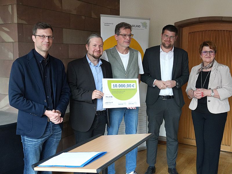 Sie zeigen, dass es geht - SHG für erfolgreiches betriebliches Eingliederungsmanagement ausgezeichnet Bei der Übergabe der Prämie im Landesamt für Soziales in Saarbrücken (v.r.n.l.): Staatssekretärin Bettina Altesleben, Lukas Bur, Stephan Schreiner, Matthias Feld und Hanno Binkert.