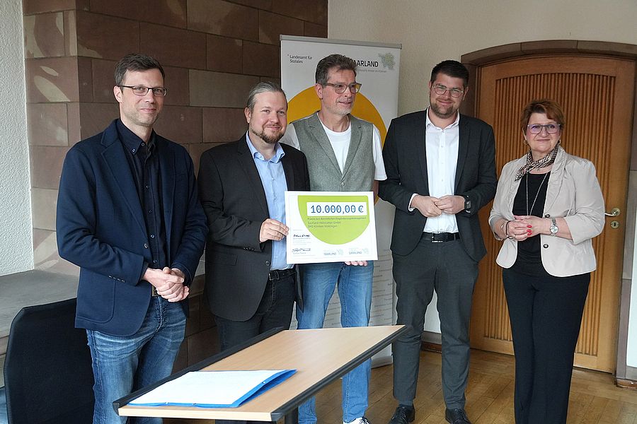 Sie zeigen, dass es geht - SHG für erfolgreiches betriebliches Eingliederungsmanagement ausgezeichnet Bei der Übergabe der Prämie im Landesamt für Soziales in Saarbrücken (v.r.n.l.): Staatssekretärin Bettina Altesleben, Lukas Bur, Stephan Schreiner, Matthias Feld und Hanno Binkert.