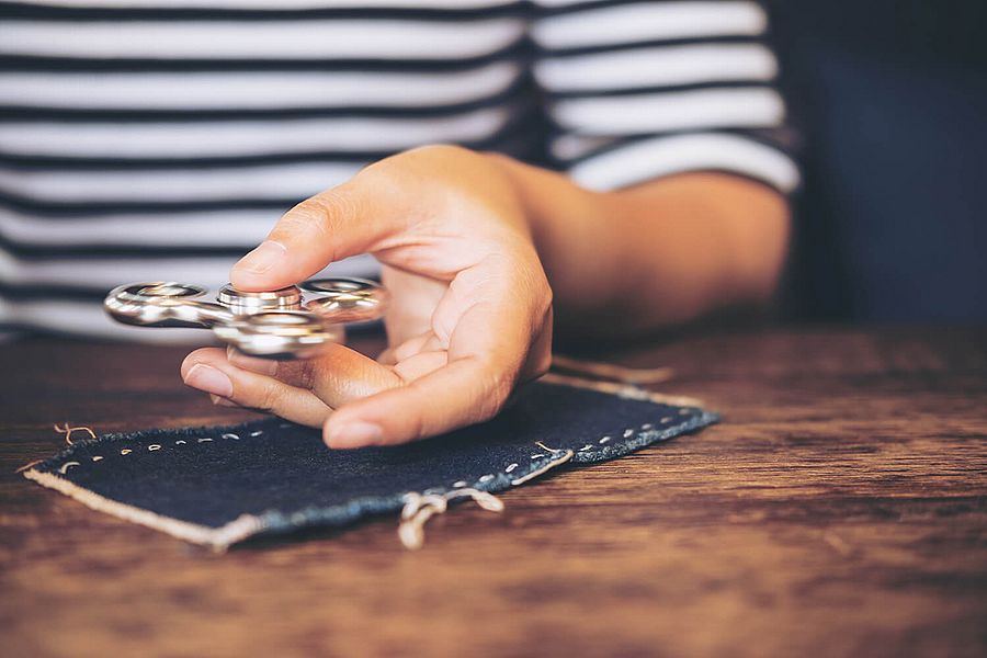 Geschicklichkeit Jugendlicher spielt mit einem sog. Spinner, Geschicklichkeitsübung