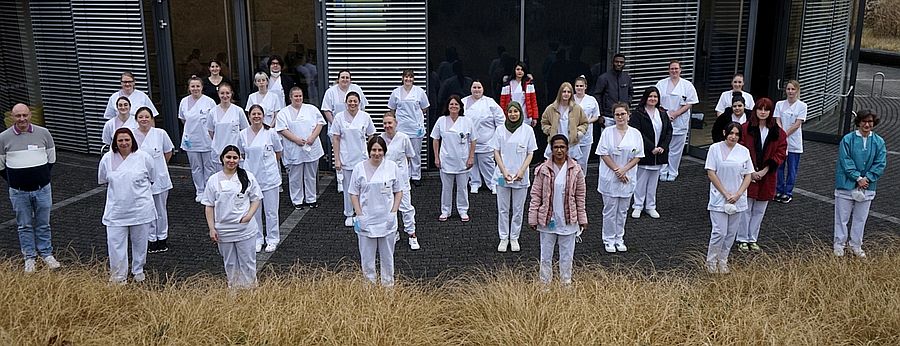 Die neuen Pflegeschüler mit ihren Betreuern