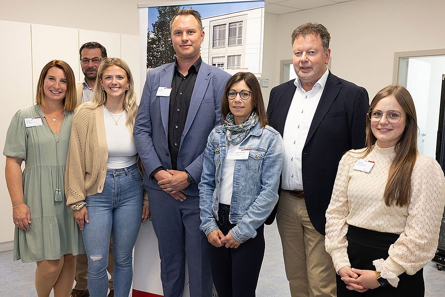 Eröffnung Ergotherapie Leiter Dirk Kimenai (Bildmitte) mit den Ergotherapeutinnen Melanie Thiel, Franziska Bertel (beide links) und Elisa Barth (r.). Dahinter SHG-Geschäftsführer Bernd Mege und der neue Verwaltungsdirektor des Klinikums Merzig, Christian Finkler (2.v.l.). Die Mitarbeiterin in der blauen Jeansjacke ist Fachbereichssekretärin Jacqueline Kautenburger.