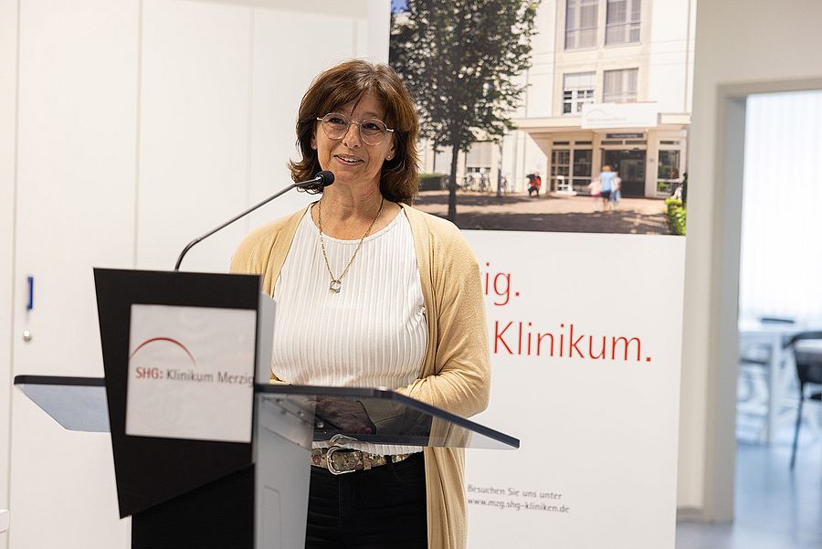 Eröffnung Ergotherapie Landrätin Daniela Schlegel-Friedrich, Aufsichtsratsvorsitzende der SHG Klinikum Merzig gGmbH, wies auf die wachsende Bedeutung ambulanter medizinischer Dienstleistungen hin.