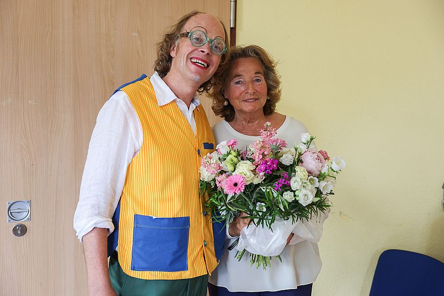 Einer, der jungen Menschen schöne Erinnerungen mitgibt Klinikclown Lolek alias Henning Leidinger mit (v.r.n.l.) Kinderhilfe-Geschäftsführerin Dr. Ingrid Kojan, Vorsitzende Antonia Nutting von Boch, Margarita von Boch, Prof. Dr. Eva Möhler, Chefärztin der SHG-Kinder- und Jugendpsychiatrie, -Psychotherapie und -Psychosomatik (KJP) und Dr. phil. Martin Huppert, Verwaltungsdirektor der KJP-Tageskliniken.