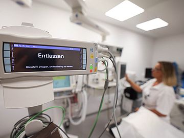 Untersuchungsraum im Intensivmedizinischen Zentrum Krankenpflegerin arbeitet im Untersuchungsraum des Intensivmedizinischen Zentrums